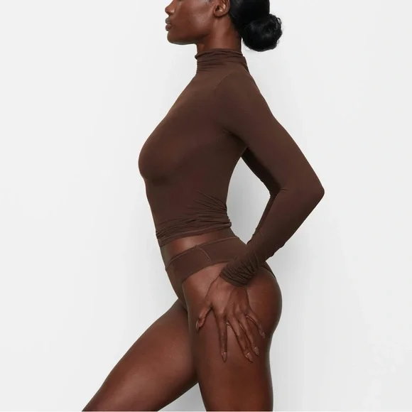 SKIMS Fits Everybody Turtleneck Top in Cocoa - Picture 2 of 6